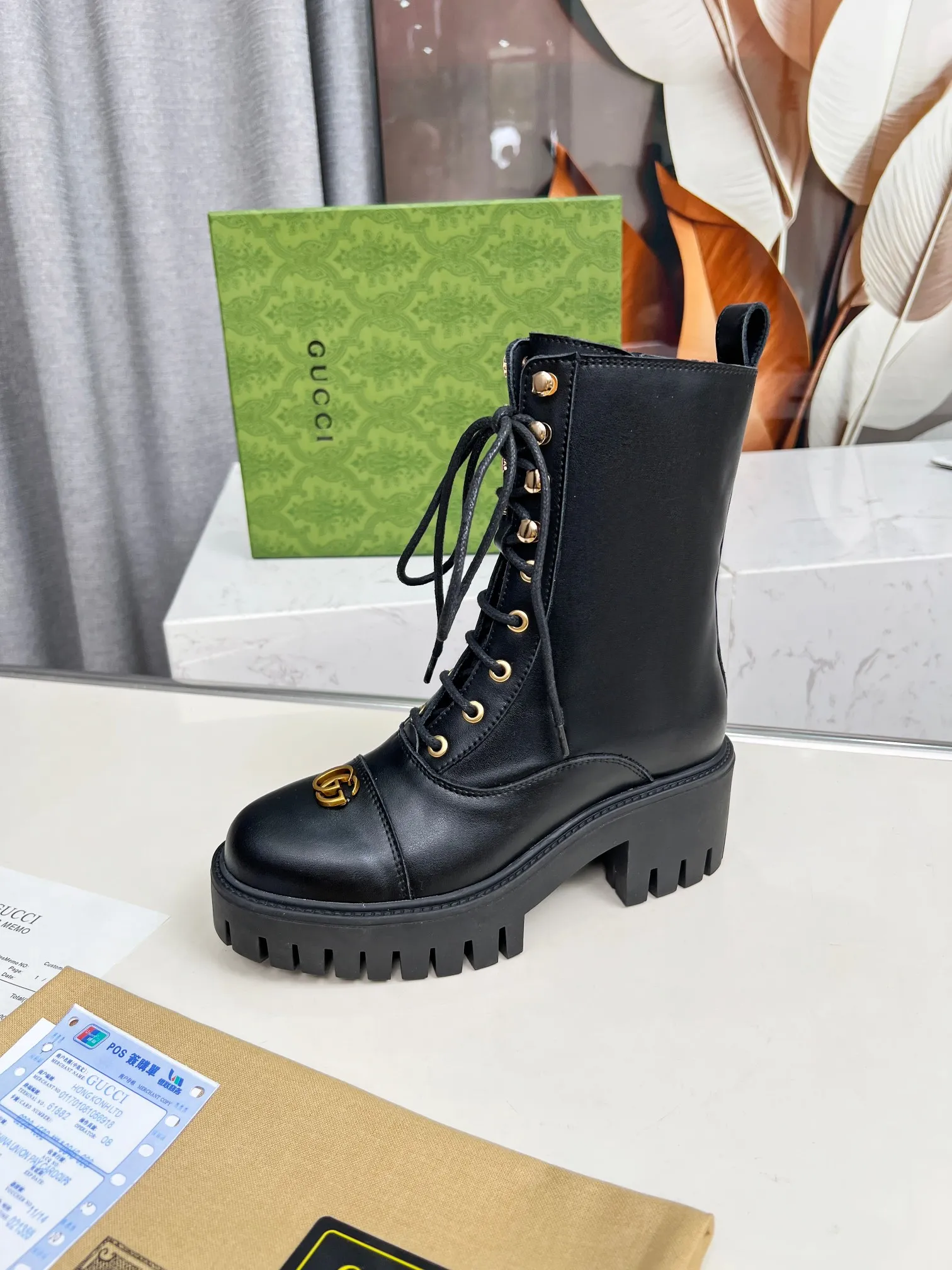 👟👟Ex-factory price 600👟👟 2025Gucci Gucci lace-up ankle boots. These lace-up ankle boots are made of Peugeot GG lace-up ankle boots. These lace-up ankle boots are carefully made of iconic GG cow leather, highlighting the brand's timeless and elegant aesthetic style. Featuring a bold silhouette, these ankle boots feature a rubber lug sole that provides secure support while giving the entire silhouette a modern, sophisticated feel. Lining: cowhide Heel height: 6 cm Size: 35-42#